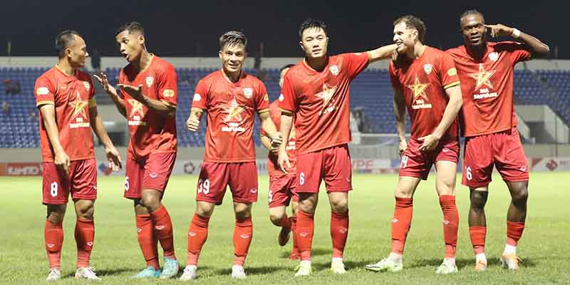 Đội bóng chật vật trụ hạng mùa trước đang xếp nhì bảng xếp hạng V-League