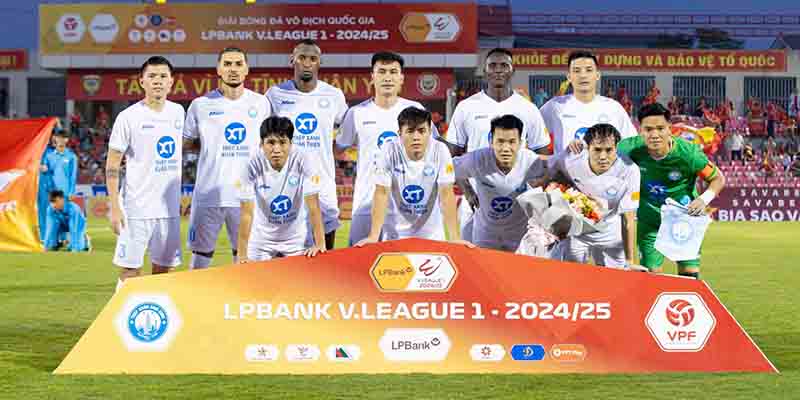 Đương kim vô địch Nam Định đang đứng giữa bảng xếp hạng V-League